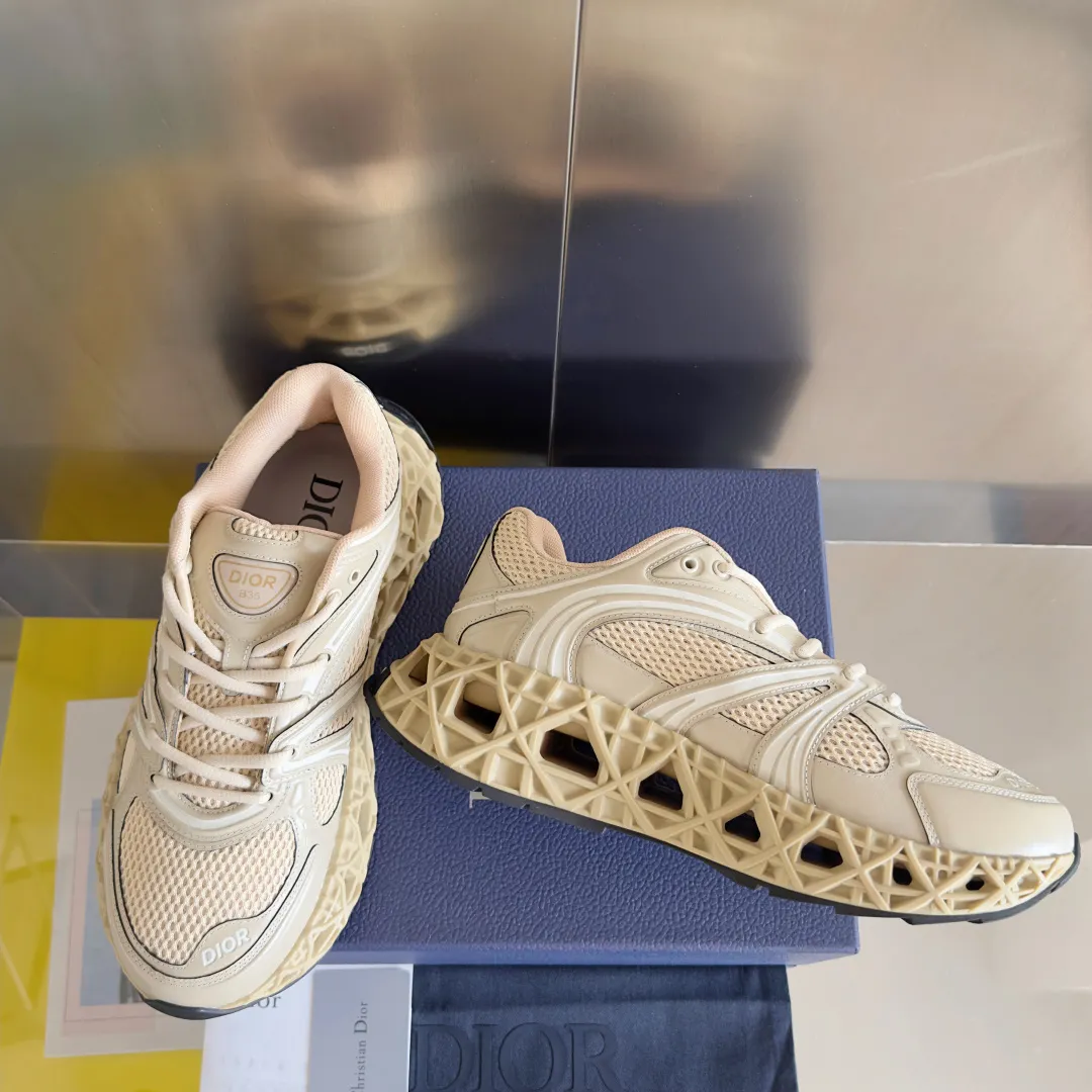 【DIOR】P:800💰 Men's 39-44. (Male 45.46 custom-made) Dior kawa Dior joint 2025ss casual sports shoes‼ ️ Reinterpret running shoes with dior’s haute couture style. b35 is made of fine-textured leather and mesh fabric materials. It can be worn in all seasons, is comfortable and breathable, and has many lines on the shoe body to outline details. It has a full retro three-dimensional feel and can create a casual look all year round!